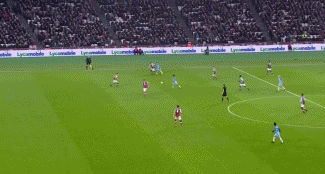 维尼修斯和阿森纳U16球员合影，2米法国门将抢镜